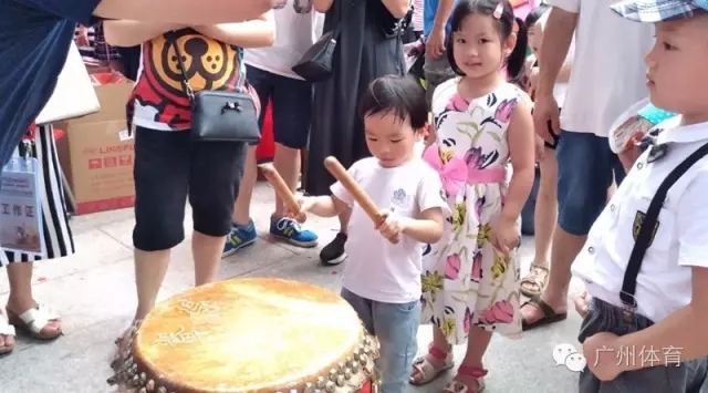 小朋友在学敲船鼓