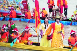 彩龙表演靠的就是奇装异服,这不,“皇帝”带着“宫女”来了。
